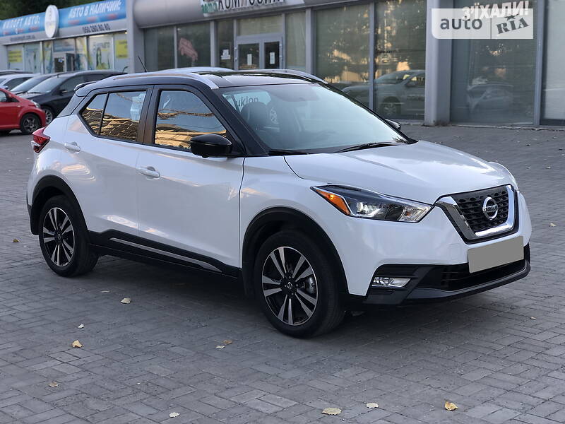 Nissan kicks 2019 hot sale on road price