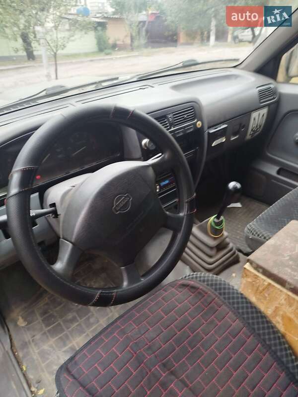 Пикап Nissan King Cab 1998 в Днепре