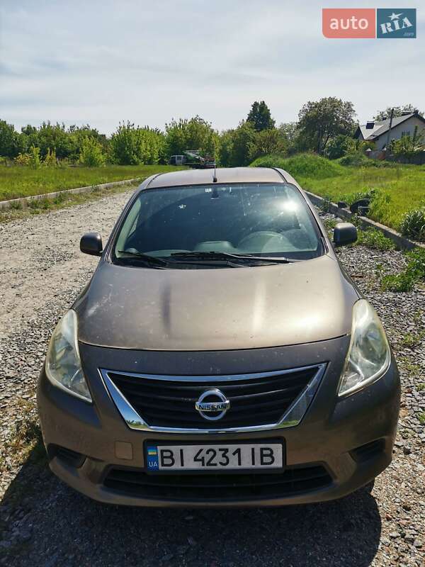 Седан Nissan Latio 2012 в 