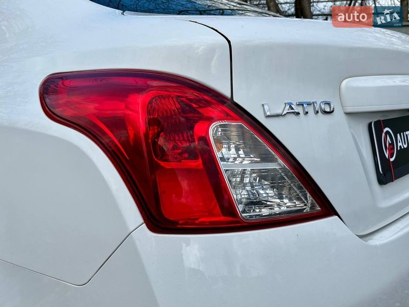 Седан Nissan Latio 2012 в Киеве