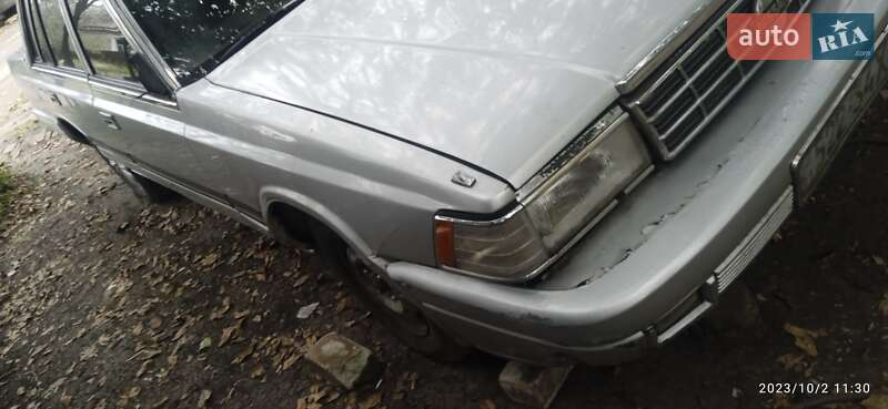 Седан Nissan Laurel 1987 в Славянске