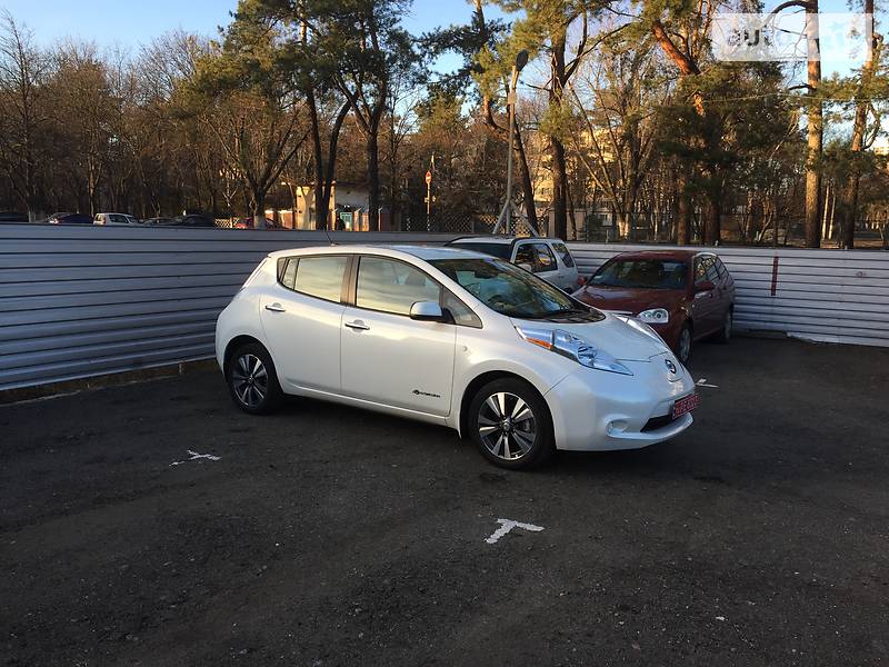 Хэтчбек Nissan Leaf 2015 в Киеве