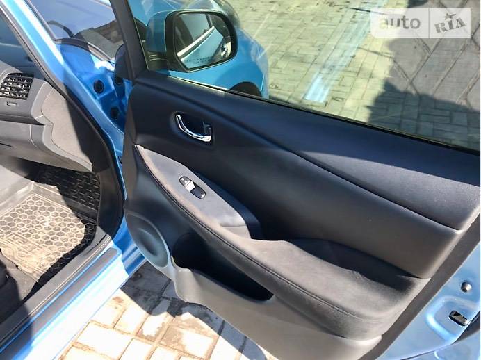 Хетчбек Nissan Leaf 2013 в Кам'янському