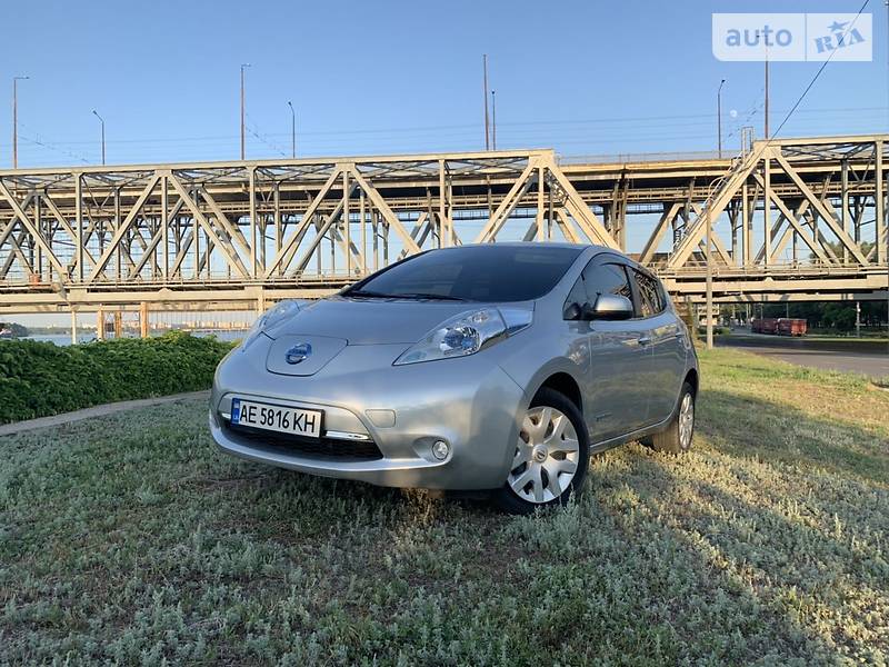 Хетчбек Nissan Leaf 2013 в Дніпрі