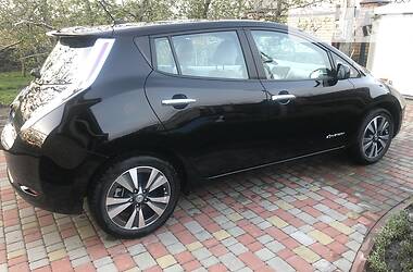 Хетчбек Nissan Leaf 2015 в 