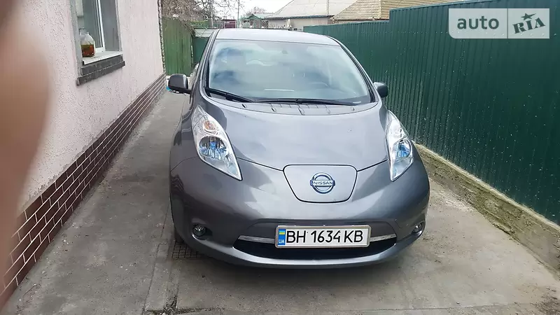 Хэтчбек Nissan Leaf 2014 в 
