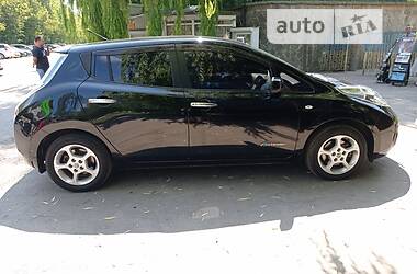 Хэтчбек Nissan Leaf 2013 в 