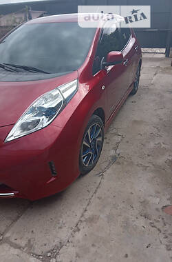 Хэтчбек Nissan Leaf 2014 в 