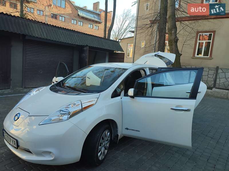 Хетчбек Nissan Leaf 2015 в Чернівцях