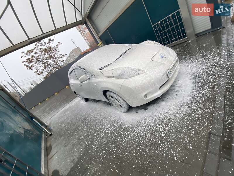 Хэтчбек Nissan Leaf 2013 в Николаеве