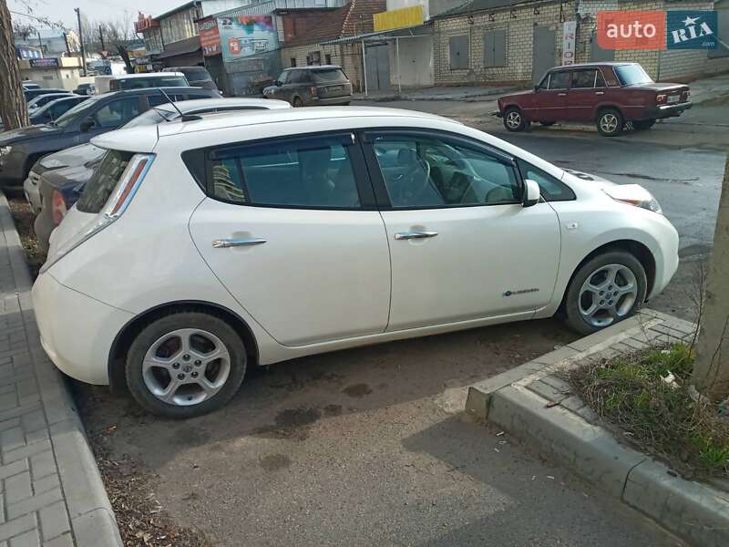 Хэтчбек Nissan Leaf 2013 в Николаеве