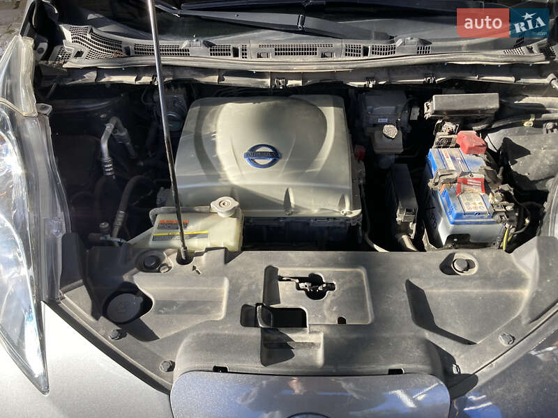 Хэтчбек Nissan Leaf 2015 в Киеве