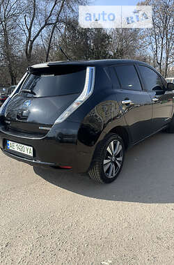 Хэтчбек Nissan Leaf 2014 в 
