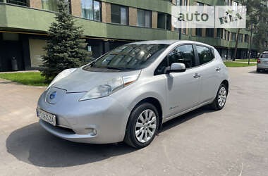 Хэтчбек Nissan Leaf 2013 в 