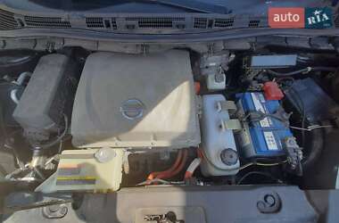 Хэтчбек Nissan Leaf 2013 в 
