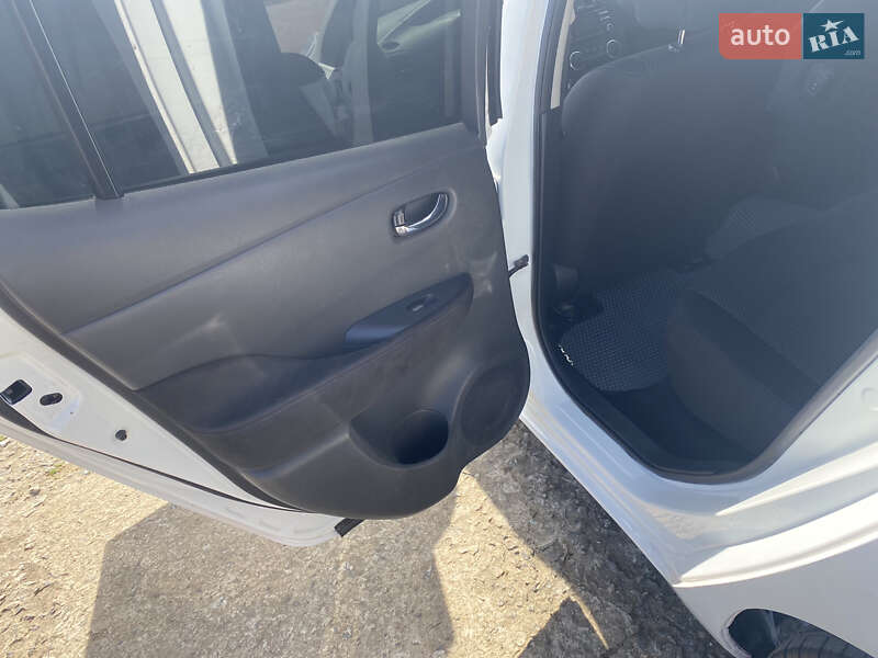 Хэтчбек Nissan Leaf 2015 в Березовке