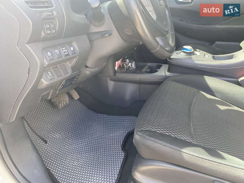 Хэтчбек Nissan Leaf 2015 в Березовке