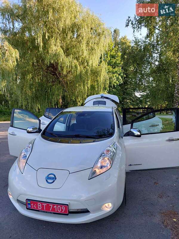 Хетчбек Nissan Leaf 2014 в 