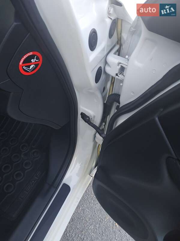 Хетчбек Nissan Leaf 2013 в Житомирі
