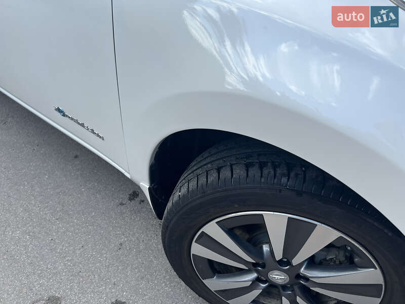 Хэтчбек Nissan Leaf 2015 в Чернигове
