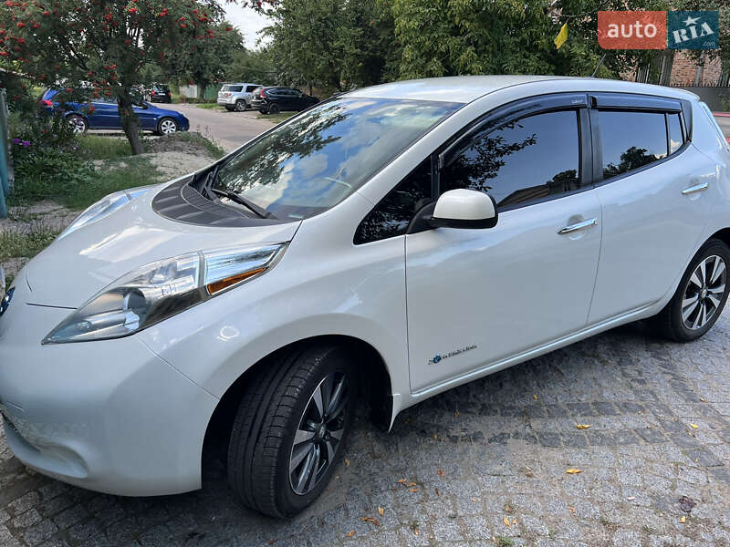 Хэтчбек Nissan Leaf 2015 в Чернигове