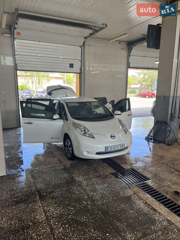 Хэтчбек Nissan Leaf 2015 в Чернигове