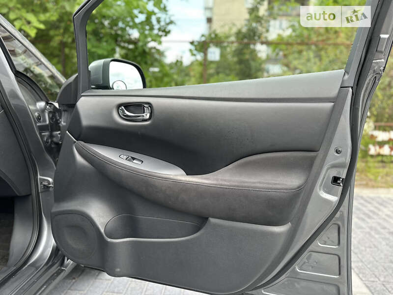 Хэтчбек Nissan Leaf 2015 в Львове