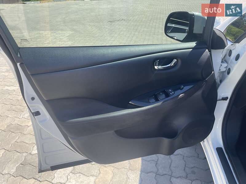 Хэтчбек Nissan Leaf 2015 в Каменском