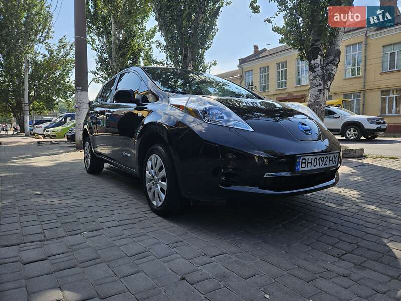 Хэтчбек Nissan Leaf 2014 в 