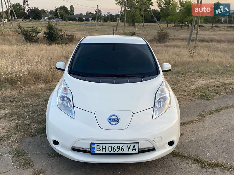 Хэтчбек Nissan Leaf 2015 в Березовке