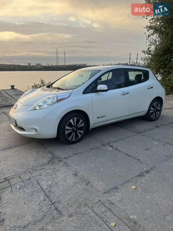 Хэтчбек Nissan Leaf 2013 в 