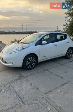 Хэтчбек Nissan Leaf 2013 в 