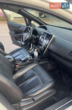 Хэтчбек Nissan Leaf 2013 в 