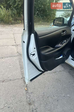 Хэтчбек Nissan Leaf 2013 в 