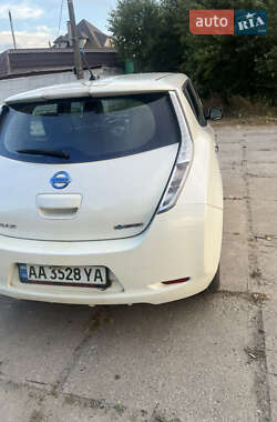 Хэтчбек Nissan Leaf 2013 в 