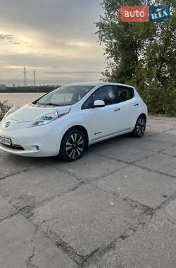 Хэтчбек Nissan Leaf 2013 в 