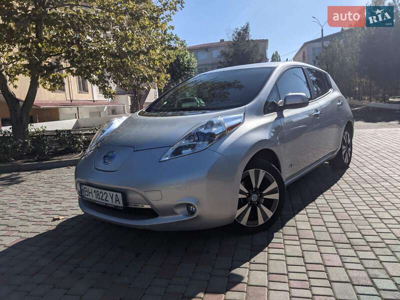 Хэтчбек Nissan Leaf 2013 в 