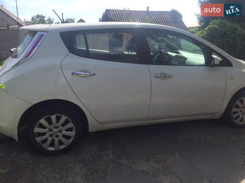 Хетчбек Nissan Leaf 2014 в Дніпрі