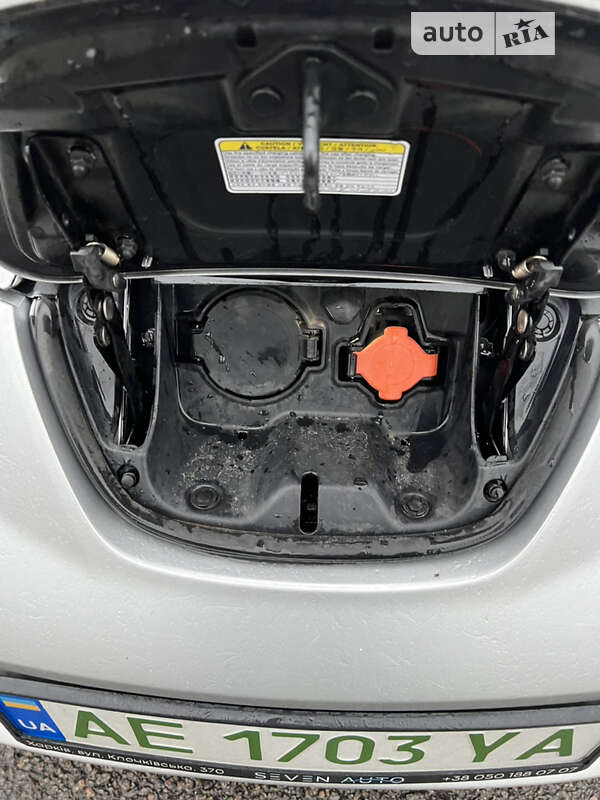 Хетчбек Nissan Leaf 2014 в Дніпрі