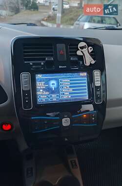 Хэтчбек Nissan Leaf 2012 в 