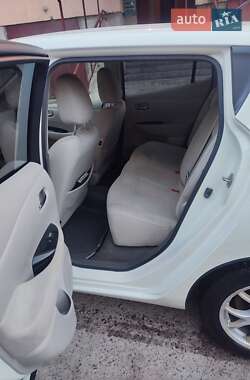 Хэтчбек Nissan Leaf 2012 в 