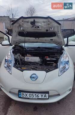 Хэтчбек Nissan Leaf 2012 в 