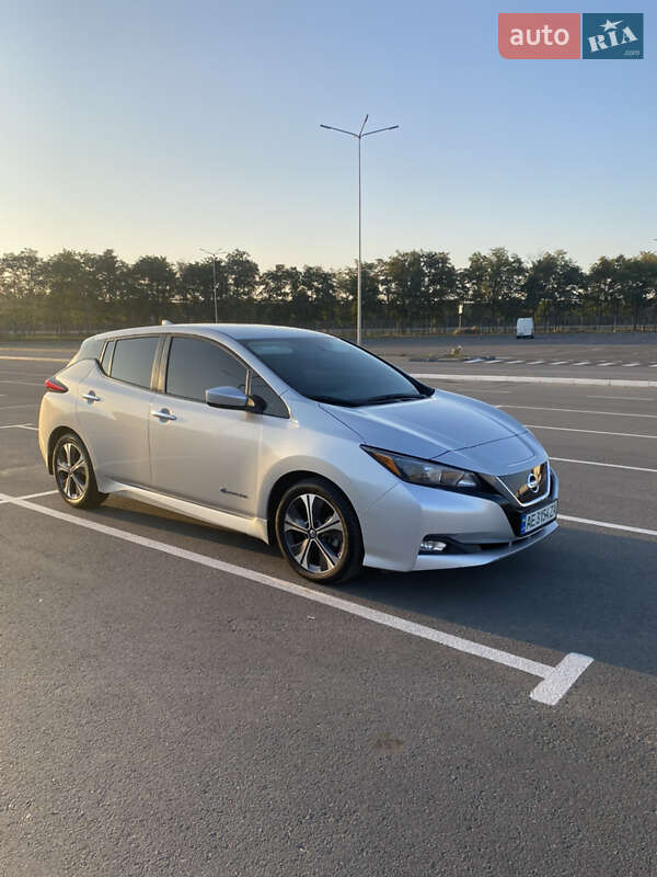 Хетчбек Nissan Leaf 2018 в Дніпрі