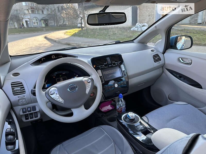 Хетчбек Nissan Leaf 2011 в Первомайську