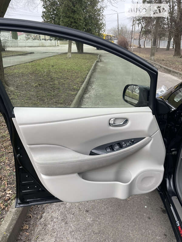 Хетчбек Nissan Leaf 2012 в Дубні