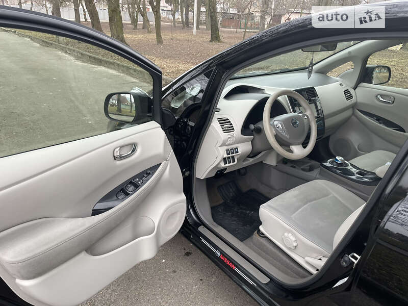 Хетчбек Nissan Leaf 2012 в Дубні