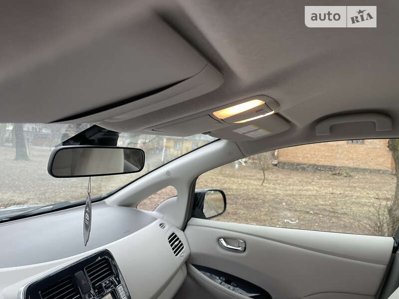 Хетчбек Nissan Leaf 2012 в Дубні