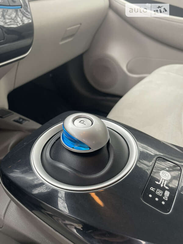 Хетчбек Nissan Leaf 2012 в Дубні