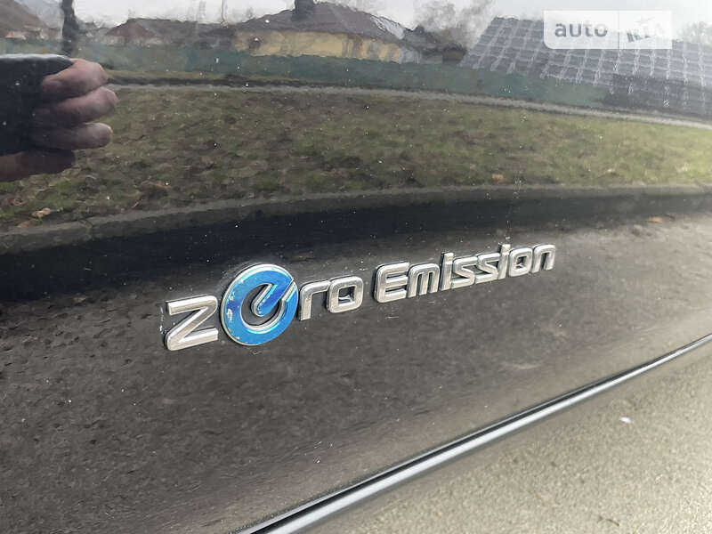 Хетчбек Nissan Leaf 2012 в Дубні