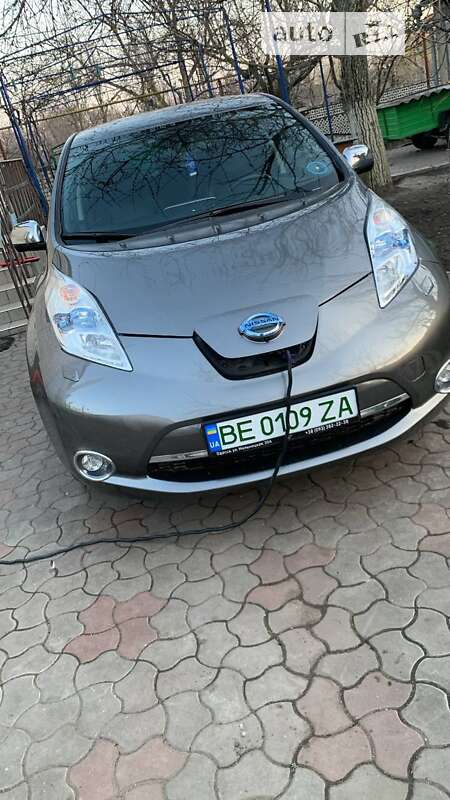 Хэтчбек Nissan Leaf 2014 в Николаеве